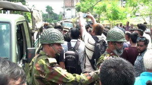 নাটোরে ডিজিটাল মিটার বাতিলসহ ৭ দফা দাবিতে নেসকো অফিস ঘেরাও