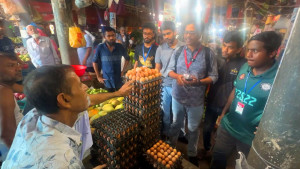 পাবনায় বাজার মনিটরিংয়ে শিক্ষার্থীরা