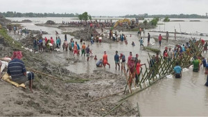 পাইকগাছায় বেড়িবাঁধ ভেঙে প্লাবিত ১৩ গ্রাম, পানিবন্দি ১৫ হাজার মানুষ