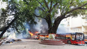 বিএসএমএমইউতে গাড়ি ভাঙচুর, অগ্নিসংযোগ