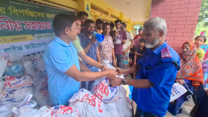 বন্যায় বিপর্যস্ত ফেনীতে কোয়ালিটি লাইফ ফাউন্ডেশনের খাদ্য সামগ্রী বিতরণ