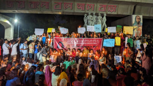কলকাতার নারীদের সঙ্গে সংহতি জানিয়ে রাজু ভাস্কর্যে ‘মেয়েরা রাত দখল করো’