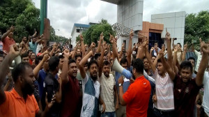 স্বাধীন পুলিশ কমিশনসহ ১১ দফা দাবিতে বিক্ষোভ চলছে শরীয়তপুরে
