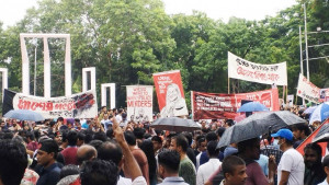 কেন্দ্রীয় শহীদ মিনারে মানুষের ঢল
