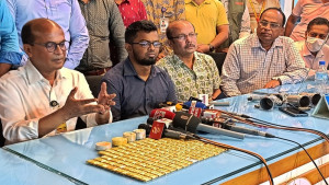 জুস তৈরির মেশিনে মিলল ১৬ কেজি স্বর্ণ, যুবক আটক