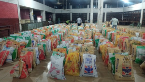 ক্ষণে ক্ষণে টিএসসিতে ত্রাণ নিয়ে আসছে মানুষ