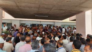 তাকসিমকে গ্রেপ্তার দাবিতে কর্মকর্তা কর্মচারীর বিক্ষোভ