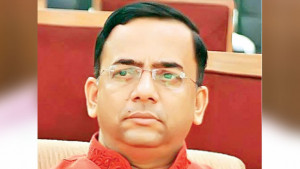 যেভাবে বীরদর্পে দেশ  ছাড়েন বেনজীর