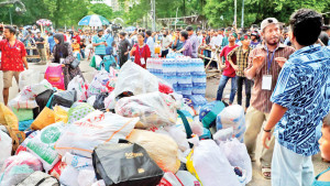 ভেদাভেদ ভুলে দুর্গতদের পাশে দাঁড়াচ্ছেন সবাই
