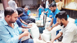 দশ হাজার পরিবারের পাশে ‘স্বপ্নযাত্রী’