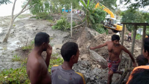 ঝুঁকিপূর্ণ ১৭ বাঁধ, আতঙ্ক অর্ধলক্ষাধিক মানুষের