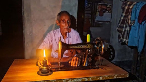 বিদ্যুৎ সংযোগে প্রতিবেশীর বাধা, অন্ধকারে বসবাস