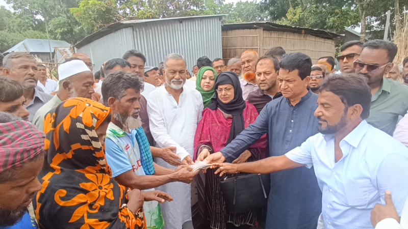 ফরিদপুরে আগুনে ক্ষতিগ্রস্ত পরিবারকে আর্থিক সহায়তা এ. কে. আজাদের ফরিদপুরে আগুনে ক্ষতিগ্রস্ত পরিবারকে আর্থিক সহায়তা এ. কে. আজাদের