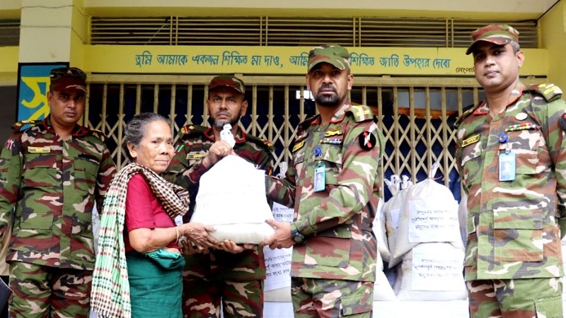 মানিকছড়িতে সেনাবাহিনীর শুকনো খাবার ও ত্রাণ সামগ্রী বিতরণ মানিকছড়িতে সেনাবাহিনীর শুকনো খাবার ও ত্রাণ সামগ্রী বিতরণ