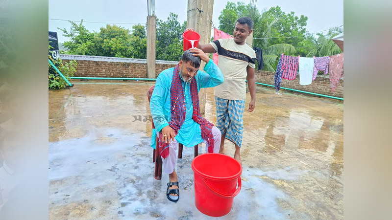 দুধ দিয়ে গোসল করে দল ছাড়লেন আ.লীগ নেতা দুধ দিয়ে গোসল করে দল ছাড়লেন আ.লীগ নেতা