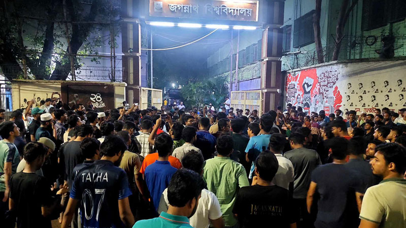 ভারতের বাঁধ খুলে আকস্মিক বন্যা সৃষ্টির প্রতিবাদে জবিতে বিক্ষোভ ভারতের বাঁধ খুলে আকস্মিক বন্যা সৃষ্টির প্রতিবাদে জবিতে বিক্ষোভ
