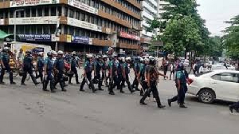 সোনারগাঁও মোড় ও কারওয়ান বাজারে সংঘর্ষ চলছে সোনারগাঁও মোড় ও কারওয়ান বাজারে সংঘর্ষ চলছে