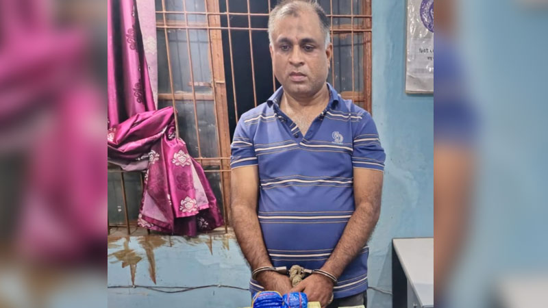 ৭০ হাজার পিস ইয়াবাসহ মাদক কর্মকর্তা গ্রেপ্তার ৭০ হাজার পিস ইয়াবাসহ মাদক কর্মকর্তা গ্রেপ্তার