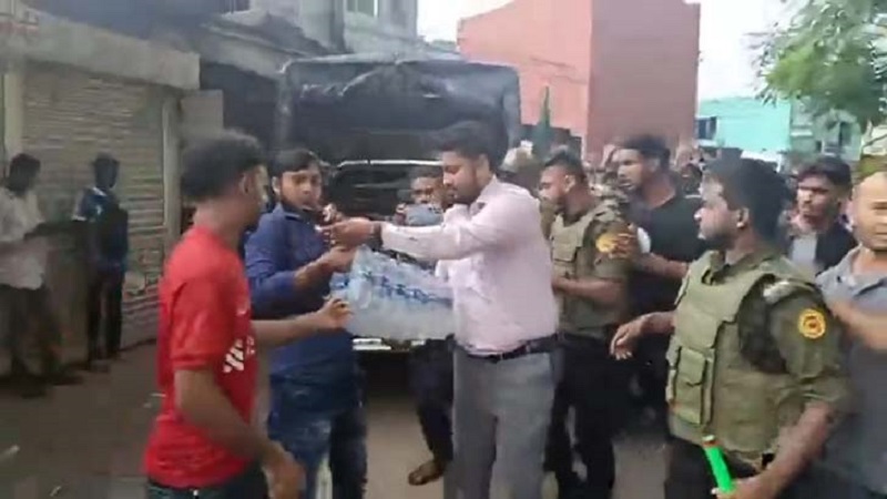 ফরিদপুরে আন্দোলনকারী শিক্ষার্থীদের পানি পান করালেন ইউএনও ফরিদপুরে আন্দোলনকারী শিক্ষার্থীদের পানি পান করালেন ইউএনও