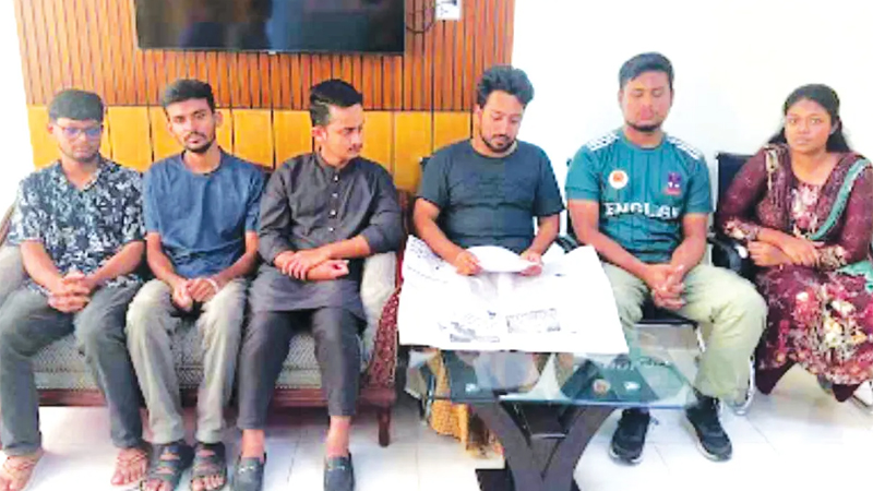 পরিবারের কাছে ছয় সমন্বয়ককে হস্তান্তর পরিবারের কাছে ছয় সমন্বয়ককে হস্তান্তর