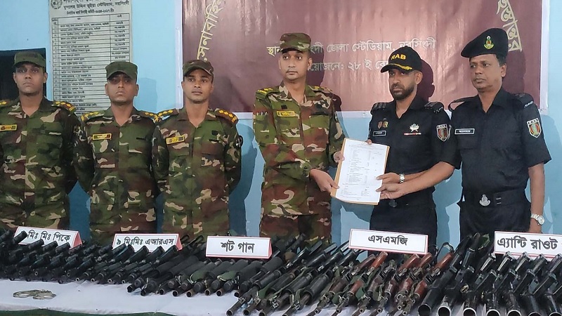 লুট হওয়া ৬০ আগ্নেয়াস্ত্রসহ ৪ হাজার রাউন্ড গুলি হস্তান্তর লুট হওয়া ৬০ আগ্নেয়াস্ত্রসহ ৪ হাজার রাউন্ড গুলি হস্তান্তর