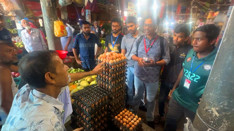 পাবনায় বাজার মনিটরিংয়ে শিক্ষার্থীরা পাবনায় বাজার মনিটরিংয়ে শিক্ষার্থীরা