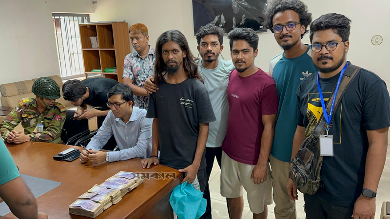 রাস্তায় পড়ে থাকা ১৮ লাখ টাকা থানায় জমা দিলেন শিক্ষার্থীরা রাস্তায় পড়ে থাকা ১৮ লাখ টাকা থানায় জমা দিলেন শিক্ষার্থীরা