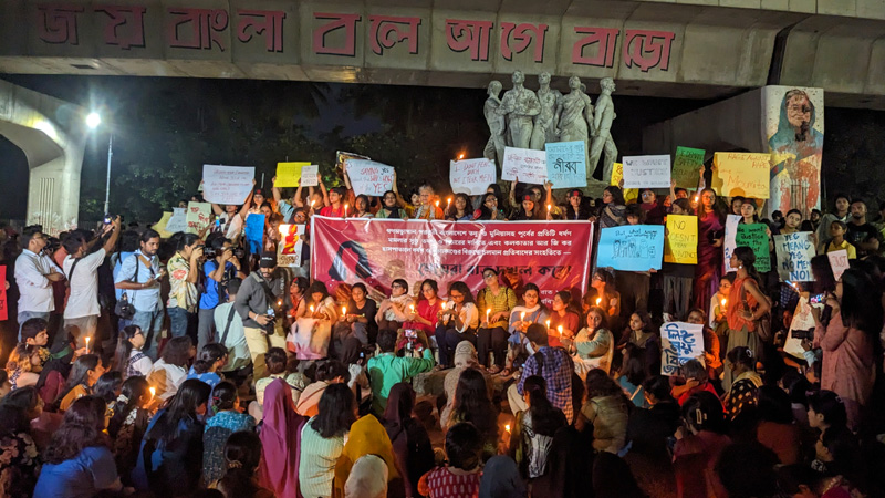 কলকাতার নারীদের সঙ্গে সংহতি জানিয়ে রাজু ভাস্কর্যে ‘মেয়েরা রাত দখল করো’ কলকাতার নারীদের সঙ্গে সংহতি জানিয়ে রাজু ভাস্কর্যে ‘মেয়েরা রাত দখল করো’