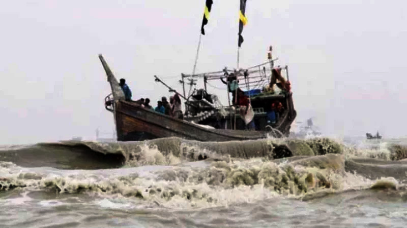 বঙ্গোপসাগরে ফিশিং ট্রলার ডুবি, নিখোঁজ ৮ বঙ্গোপসাগরে ফিশিং ট্রলার ডুবি, নিখোঁজ ৮