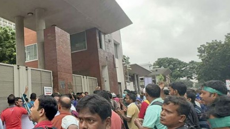 বেসরকারি প্রাথমিক বিদ্যালয় জাতীয়করণ দাবিতে সচিবালয়ের সামনে শিক্ষকরা বেসরকারি প্রাথমিক বিদ্যালয় জাতীয়করণ দাবিতে সচিবালয়ের সামনে শিক্ষকরা