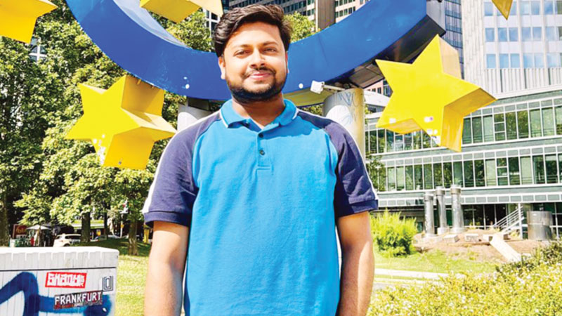 তিস্তার পার থেকে জার্মানির ল্যাবে তিস্তার পার থেকে জার্মানির ল্যাবে