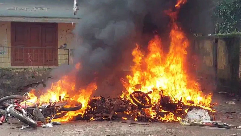 সারাদেশে ভাঙচুর আগুন, পিটিয়ে ও গুলিতে নিহত ৭৭ সারাদেশে ভাঙচুর আগুন, পিটিয়ে ও গুলিতে নিহত ৭৭