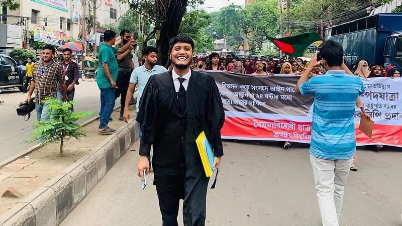 মোটরসাইকেল চালিয়ে ফেসবুক লাইভ, দুর্ঘটনায় আইনজীবীর মৃত্যু মোটরসাইকেল চালিয়ে ফেসবুক লাইভ, দুর্ঘটনায় আইনজীবীর মৃত্যু