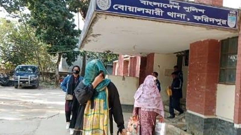 পর্নোগ্রাফি চক্রের ফাঁদে লাখ টাকা খোয়ালেন প্রবাসীর স্ত্রী পর্নোগ্রাফি চক্রের ফাঁদে লাখ টাকা খোয়ালেন প্রবাসীর স্ত্রী