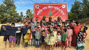 বান্দরবানের দুর্গম এলাকায় সেনাবাহিনীর শীতবস্ত্র বিতরণ