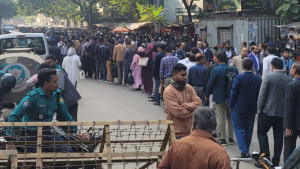 সচিবালয়ে ঢুকছেন কর্মকর্তা-কর্মচারীরা