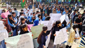 কুমিল্লায় শিক্ষক-শিক্ষার্থীদের আন্দোলন, যোগদান করতে পারলেন না অধ্যক্ষ