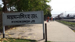 ময়মনসিংহে ট্রেন লাইনচ্যুত, ১২ ঘণ্টায়ও শেষ হয়নি উদ্ধার কাজ