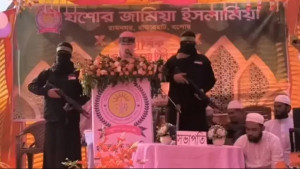 ‘অস্ত্র’ হাতে বক্তব্যের ভিডিও ভাইরাল, যা জানা গেল