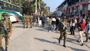 রাজশাহী থেকে বাস চলাচল বন্ধ, যাত্রীদের ভোগান্তি
