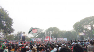 মিছিল নিয়ে শহীদ মিনারে হাজার হাজার মানুষ