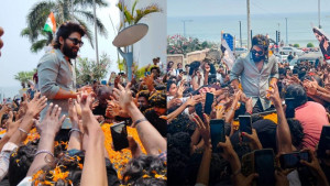 ‘পুষ্পা ২’ দেখতে গিয়ে পদদলিত হয়ে নারী নিহত
