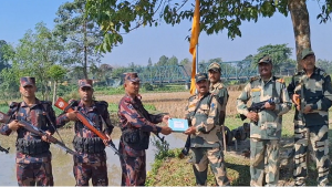 বিজয় দিবসে বিজিবি-বিএসএফ শুভেচ্ছা বিনিময়, মিষ্টি বিতরণ