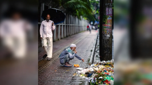 এখনকার নয়, রাস্তায় উচ্ছিষ্ট খাওয়ার ‘ভাইরাল’ ছবিটি ২০২৩ সালের