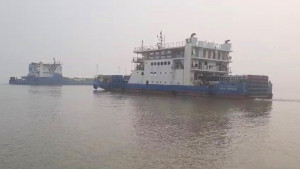 সাড়ে ৮ ঘণ্টা পর দৌলতদিয়া-পাটুরিয়ায় ফেরি চলাচল শুরু