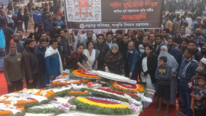 বুদ্ধিজীবী স্মৃতিসৌধে মানুষের ঢল, শ্রদ্ধায় স্মরণ