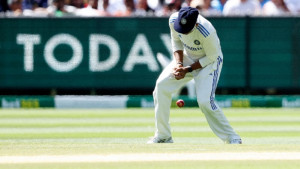 ক্যাচ ফেলে উল্টো চাপে ভারত