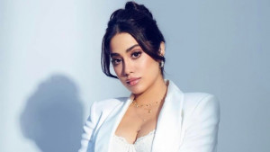 বিদেশি সিনেমা মুক্তিতে জাহ্নবীর প্রতিবাদ