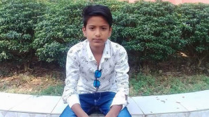 ফুটবল খেলতে গিয়ে বাসের ধাক্কায় স্কুলছাত্র নিহত