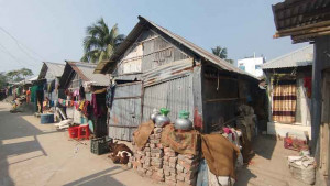 উচ্ছেদ আতঙ্কে খুলনার বাস্তুহারা কলোনির ১৭২ পরিবার